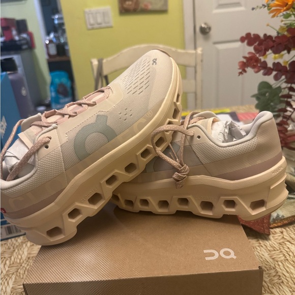 ON CLOUD CLOUDMONSTERS SZ 9 woman New in box - Picture 1 of 7